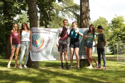 Das Bild zeigt eine Gruppe von Kindern und Jugendlichen aus dem Jugendrotkreuz.