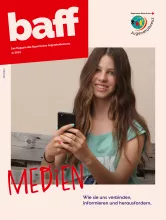 Das Cover der baff-Ausgabe 1-2025 ist in rot gehalten und zeigt ein junges Mädchen , das ein Smartphone in der Hand hält. Das Thema der Ausgabe ist Medien. 