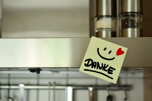 Das Bild ziegt einen PostIt, auf dem Danke steht mit einem lachenden Smiley und einem Herz.