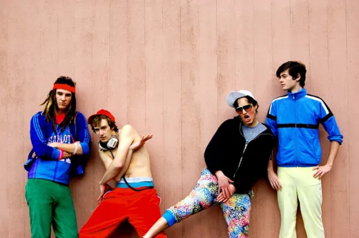 Das bIld zeigt eine Gruppe von 4 Jugendlichen in auffällig bunter Kleidung.