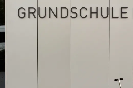 Grundschule (© pontchen / Photocase) Eine graue Außenwand mit dem Schriftzug Grundschule