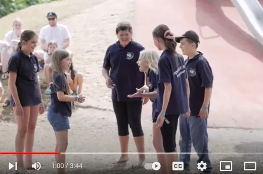 Immer engagiert und überzeugend dabei. Ein Screenshot aus dem Clip. Mehrere Kinder versuchen anderen Kindern ihrer Gruppe etwas zu erklären.