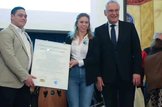 Verleihung des Verfassungspreises Kirk und Yarvis aus der Landesleitung mit einer Urkunde neben dem bayerischen Innenminister