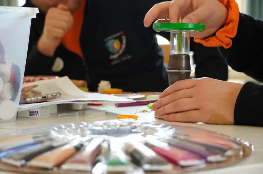 Kreativ-Workshop mit JRK-Mitglied im Hintergrund Kreativ-Workshop mit JRK-Mitglied im Hintergrund