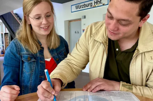 Kathrin Bruss und Kirk Thieme aus der JRK-Landesleitung unterschreiben das Volksbegehren "Wahlalter absenken"