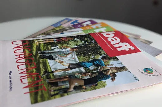 Das Bild zeigt mehrere Ausgaben des JRK-Mitgliedermagazins "baff".