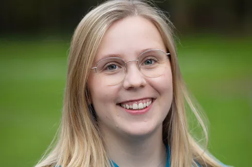 Kathrin Bruss, Landesleitung Bayerisches Jugendrotkreuz (2021-2025) Das Bild zeigte eine junge Frau, die freundlich lächelt. Sie hat blonde, schulderlange Haare und trägt eine dezente Brille sowie ein petrol-farbenes Poloshirt mit Jugendrotkreuz-Logo. Die Frau heißt Kathrin Bruss und ist Landesleitungsmitglied des Bayerischen Jugendrotkreuzes (2023-2025).