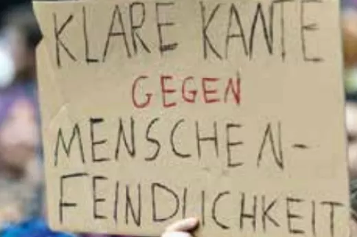 Ein Pappschild bei einer Demo mit der Aufschrift "Klare Kante gegen Menschenfeindlichkeit" Ein Pappschild bei einer Demo mit der Aufschrift "Klare Kante gegen Menschenfeindlichkeit"