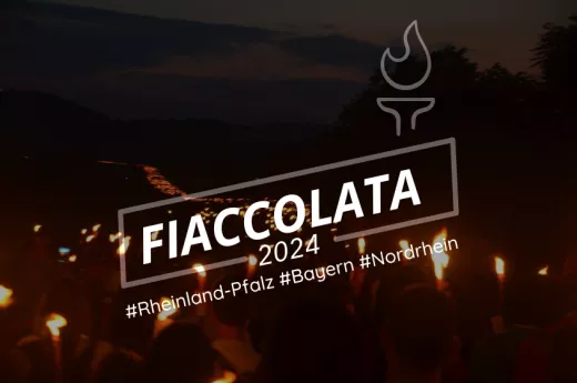 Das Bild zeigt das Logo der Fiaccolata-Bildungsreise nach Solferino. Im Hintergrund ist der Fackelzug zu sehen.