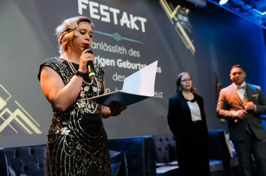 Yarvis, Kathrin und Kirk der Landesleitung eröffnen den Festakt Eröffnung des Festaktes 100 Jahre JRK durch die Landesleitungim