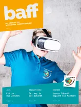 Das Bild zeigt das Cover der baff-Ausgabe 3-2022 zum Tiotelthema Zuunft. Darauf ist ein Junge im Jugendrotkreuz T-Shirt zu sehen, der eine VR-Brille trägt.