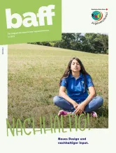 Das Bild zeigt das Cover der baff-Ausgabe 1-2023 zum Thema Nachhaltigkeit. Drauf sieht man ein Mädchen in einem blauem Jugendrotkreuz-T-Shirt, das im Schneidersitz und mit geschlossenen Augen auf einer großen Wiese sitzt.