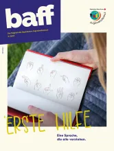 Das Cover der baff-Ausgabe 3-2023 zeigt eine Person, die ein aufgeschlagenes Buch hält, in dem die Worte "Erste Hilfe" im Fingeralphabet geschreiben steht.