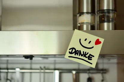 Das Bild ziegt einen PostIt, auf dem Danke steht mit einem lachenden Smiley und einem Herz.