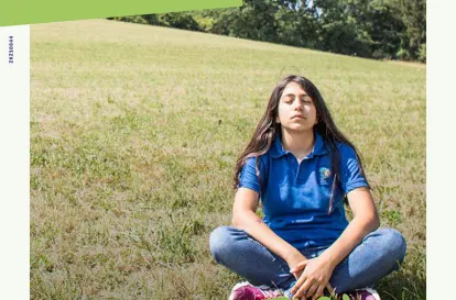Das Bild zeigt das Cover der baff-Ausgabe 1-2023 zum Thema Nachhaltigkeit. Drauf sieht man ein Mädchen in einem blauem Jugendrotkreuz-T-Shirt, das im Schneidersitz und mit geschlossenen Augen auf einer großen Wiese sitzt.