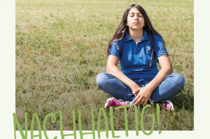 Das Bild zeigt ein Mädchen, dass im Schneidersitz auf einer Wiese sitzt. Schräg unter ihr steht in großen, grünen Buchstaben das Wort "nachhaltig!""