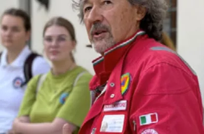 Ein Mitglied des Italienischen Roten Kreuzes