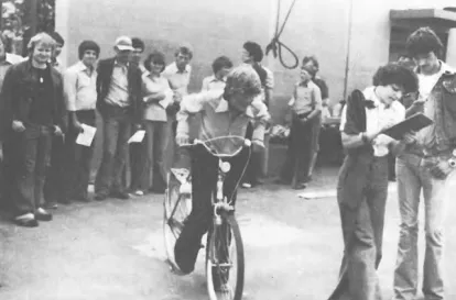 Bei der Geschicklichkeitsprüfung auf dem Fahrrad