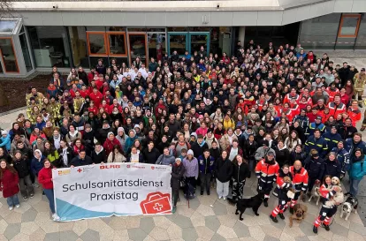 Gruppenbild mit 550 Menschen