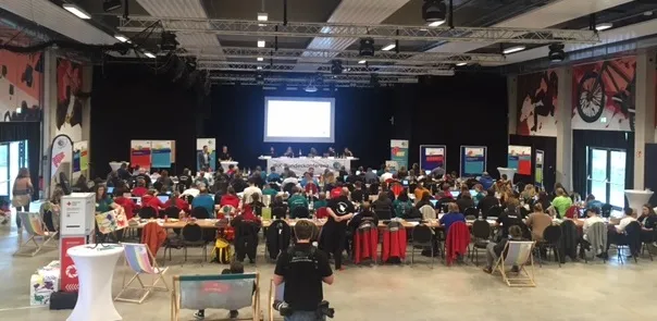 85 Delegierte und Gäste bestimmen die Richtung des Jugendrotkreuzes mit das Plenum der JRK-Bundeskonferenz in der Multihalle in Einbeck