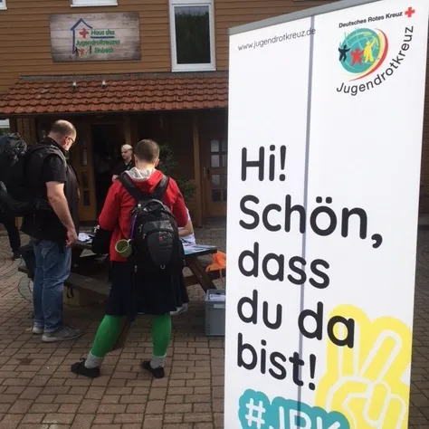 Ein Roll-up mit den Worten "Hi. Schön, dass du da bist!"