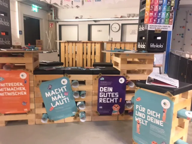 Der Aktionsstand zur neuen JRK-Kampagne lautstark Der Aktionsstand zur neuen JRK-Kampagne lautstark