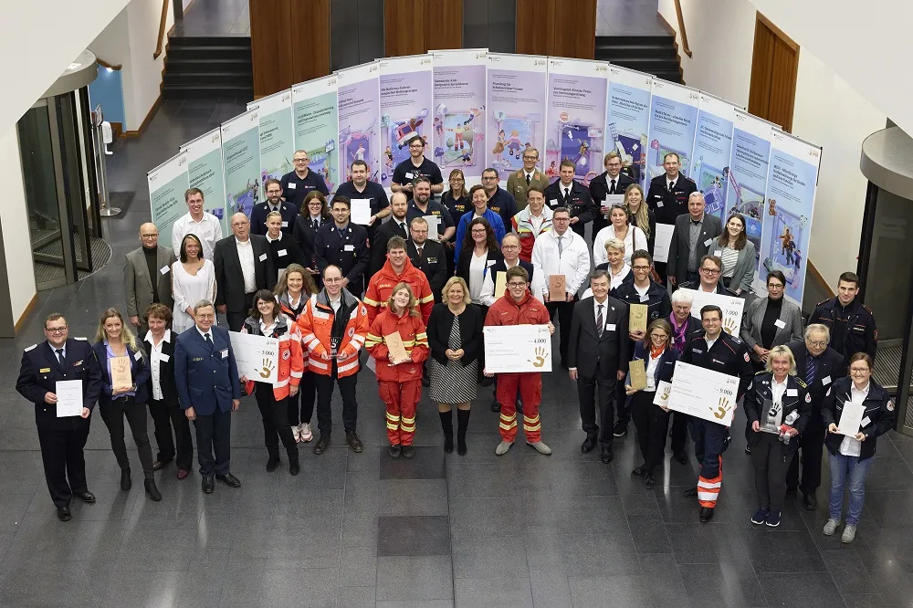 Alle Gewinnerprojekte mit der Bundesministerin Faeser auf einem Bild