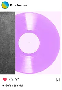 Eine violette Venyl-Platte, die halb aus einer grauen Hülle ragt.