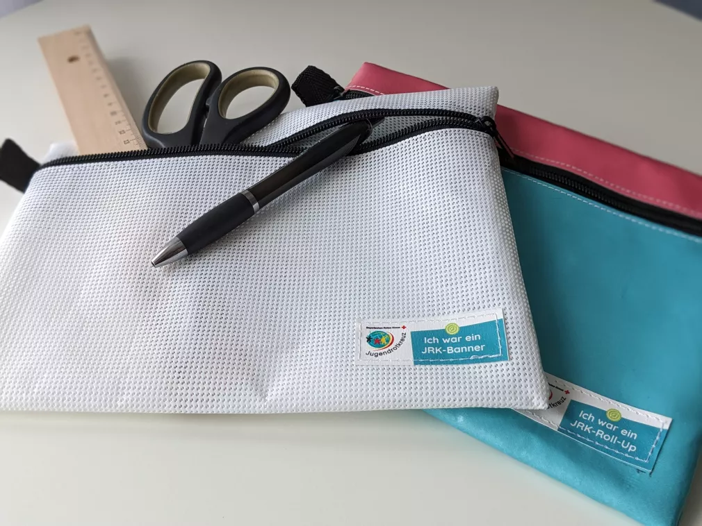 Das Bild zeigt zwei große Etuis aus dem Upcycling-Sortiment des Bayerischen Jugendrotkreuzes.