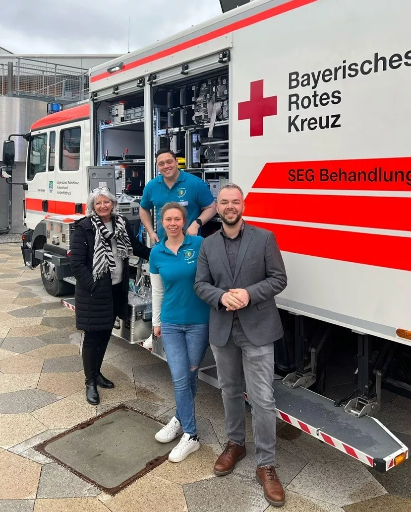 BRK-Vizepräsidentin Meyer und BRK-Vizepräsident mit der JRK-Landesleitung